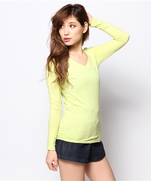 AZUL by moussy（アズールバイマウジー）の「TC天竺V/N長袖PO（Tシャツ/カットソー・レディース・オフホワイト/ネイビー/サックスブルー/ピンク/ブラック/ブラック系その他/ライム/インディゴブルー・LARGE/X-SMALL/SMALL/MEDIUM）」の4枚目の写真