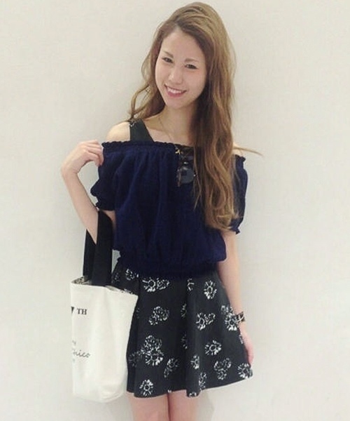 Chico(チコ)の「楊柳オフショルダーBL(シャツ/ブラウス・レディース・ブルー/ホワイト/ネイビー/ブラック・FREE)」の3枚目の写真