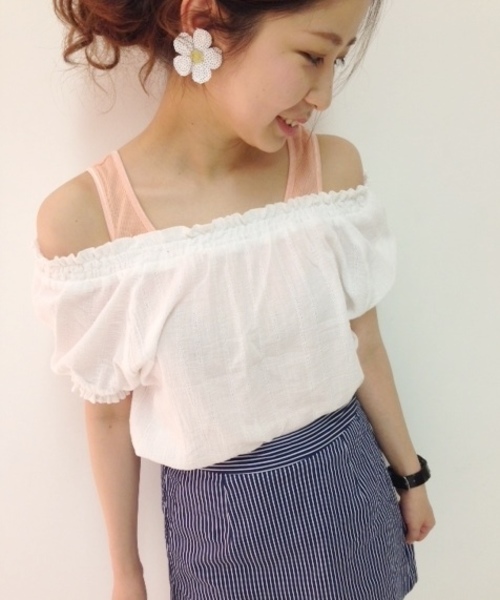 Chico(チコ)の「楊柳オフショルダーBL(シャツ/ブラウス・レディース・ブルー/ホワイト/ネイビー/ブラック・FREE)」の1枚目の写真