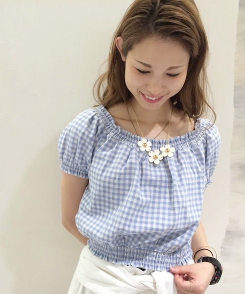 Chico(チコ)の「楊柳オフショルダーBL(シャツ/ブラウス・レディース・ブルー/ホワイト/ネイビー/ブラック・FREE)」の4枚目の写真