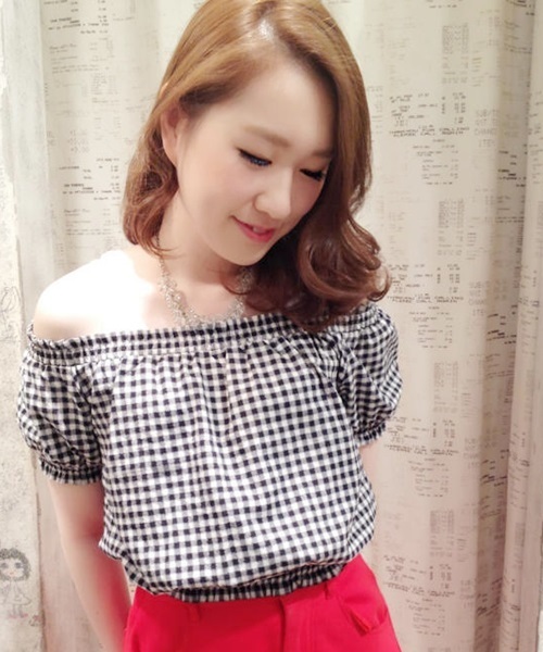 Chico(チコ)の「楊柳オフショルダーBL(シャツ/ブラウス・レディース・ブルー/ホワイト/ネイビー/ブラック・FREE)」の2枚目の写真