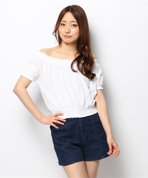 Chico(チコ)の「楊柳オフショルダーBL(シャツ/ブラウス・レディース・ブルー/ホワイト/ネイビー/ブラック・FREE)」の7枚目の写真