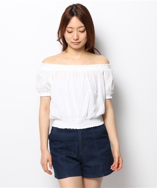 Chico(チコ)の「楊柳オフショルダーBL(シャツ/ブラウス・レディース・ブルー/ホワイト/ネイビー/ブラック・FREE)」の15枚目の写真