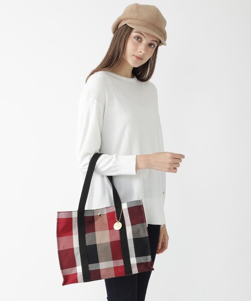 BLUE LABEL CRESTBRIDGE(ブルーレーベルクレストブリッジ)の「クレストブリッジチェックキャンバスライトトートバッグ(トートバッグ)」|レッド