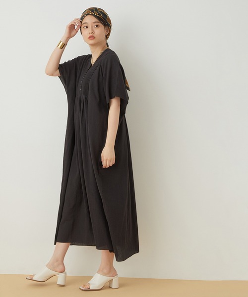ADAM ET ROPE'(アダムエロペ)の「【WEB限定】コードピンタックカフタンワンピース(ワンピース・レディース・ホワイト/ブラック・FREE)」の2枚目の写真