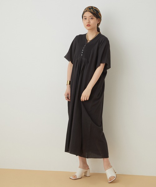 ADAM ET ROPE'(アダムエロペ)の「【WEB限定】コードピンタックカフタンワンピース(ワンピース・レディース・ホワイト/ブラック・FREE)」の15枚目の写真