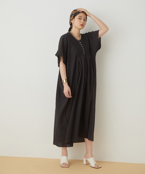 ADAM ET ROPE'(アダムエロペ)の「【WEB限定】コードピンタックカフタンワンピース(ワンピース・レディース・ホワイト/ブラック・FREE)」の10枚目の写真