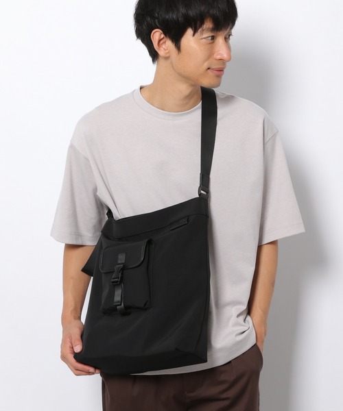 LAKOLE（ラコレ）の「フロントポケットワンショルダーバッグ / 954533（ショルダーバッグ・メンズ・ブラック/ベージュ・FREE）」の2枚目の写真