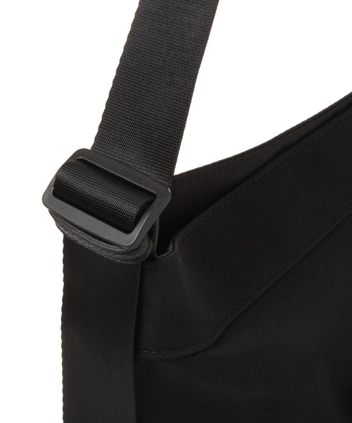 LAKOLE（ラコレ）の「フロントポケットワンショルダーバッグ / 954533（ショルダーバッグ・メンズ・ブラック/ベージュ・FREE）」の10枚目の写真