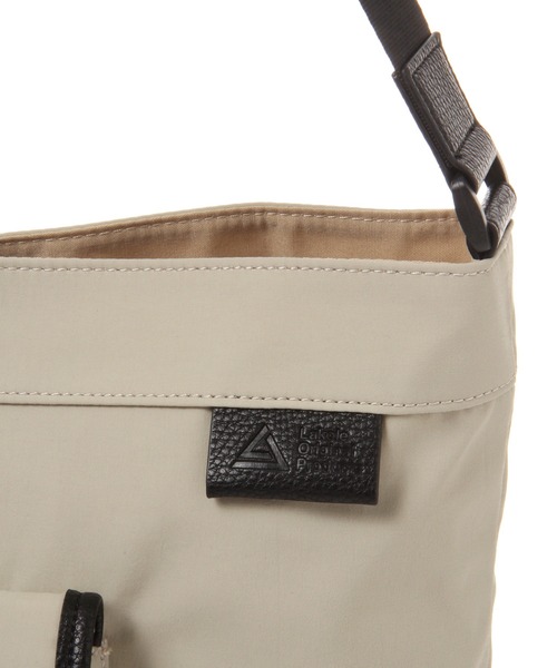 LAKOLE（ラコレ）の「フロントポケットワンショルダーバッグ / 954533（ショルダーバッグ・メンズ・ブラック/ベージュ・FREE）」の16枚目の写真