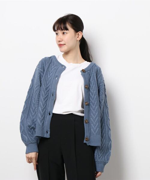 Allamanda(アラマンダ)の「クルーネックケーブル/カーディガン(カーディガン/ボレロ・レディース・ベージュ/アイボリー/ブルーグレー/モカ・M)」の2枚目の写真