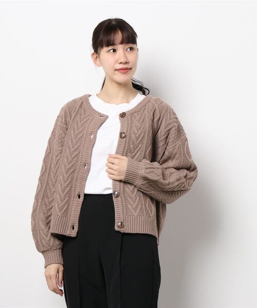 Allamanda(アラマンダ)の「クルーネックケーブル/カーディガン(カーディガン/ボレロ・レディース・ベージュ/アイボリー/ブルーグレー/モカ・M)」の3枚目の写真