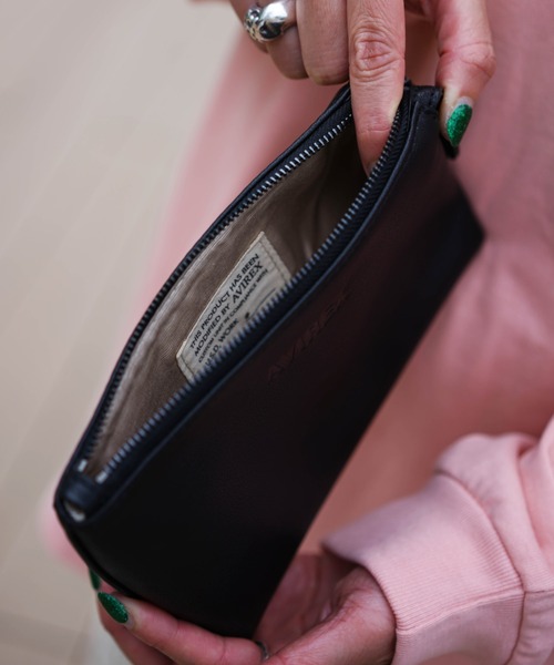 AVIREX(アヴィレックス)の「【直営店限定】COW LEATHER POUCH/ カウレザーポーチ(ポーチ・レディース・ブラック・FREE)」の5枚目の写真