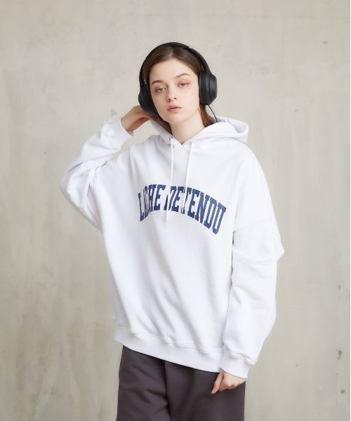 flaner(フラネ)の「ルーズカレッジロゴパーカー【ユニセックス対応】(パーカー・レディース・グレー/ホワイト・MEDIUM/LARGE)」の1枚目の写真