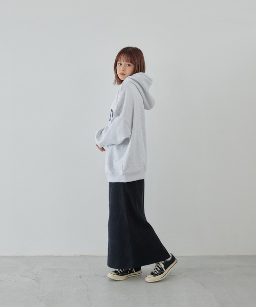 flaner(フラネ)の「ルーズカレッジロゴパーカー【ユニセックス対応】(パーカー・レディース・グレー/ホワイト・MEDIUM/LARGE)」の3枚目の写真