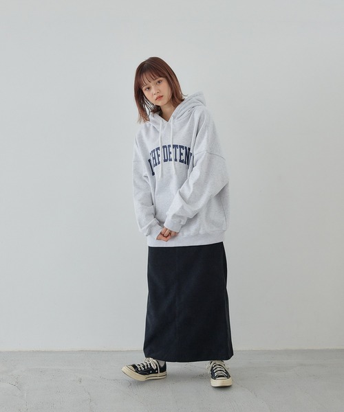 flaner(フラネ)の「ルーズカレッジロゴパーカー【ユニセックス対応】(パーカー・レディース・グレー/ホワイト・MEDIUM/LARGE)」の4枚目の写真