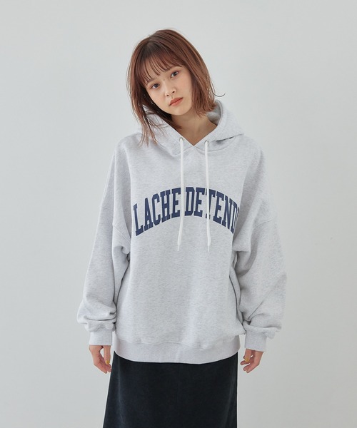 flaner(フラネ)の「ルーズカレッジロゴパーカー【ユニセックス対応】(パーカー・レディース・グレー/ホワイト・MEDIUM/LARGE)」の7枚目の写真