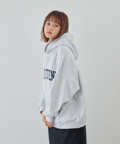 flaner(フラネ)の「ルーズカレッジロゴパーカー【ユニセックス対応】(パーカー・レディース・グレー/ホワイト・MEDIUM/LARGE)」の9枚目の写真