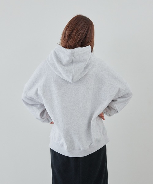 flaner(フラネ)の「ルーズカレッジロゴパーカー【ユニセックス対応】(パーカー・レディース・グレー/ホワイト・MEDIUM/LARGE)」の10枚目の写真