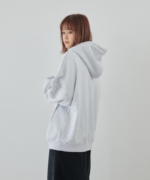 flaner(フラネ)の「ルーズカレッジロゴパーカー【ユニセックス対応】(パーカー・レディース・グレー/ホワイト・MEDIUM/LARGE)」の11枚目の写真