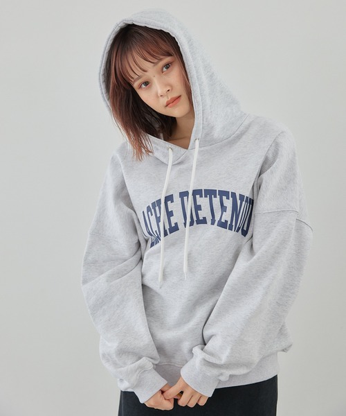 flaner(フラネ)の「ルーズカレッジロゴパーカー【ユニセックス対応】(パーカー・レディース・グレー/ホワイト・MEDIUM/LARGE)」の12枚目の写真