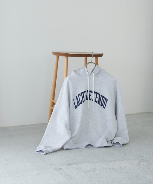 flaner(フラネ)の「ルーズカレッジロゴパーカー【ユニセックス対応】(パーカー・レディース・グレー/ホワイト・MEDIUM/LARGE)」の22枚目の写真