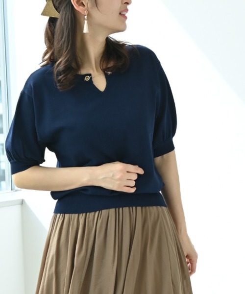 INTERPLANET(インタープラネット)の「天竺ハトメチェーンプルオーバー(ニット/セーター・レディース・ネイビー/グリーン/グレイッシュベージュ・FREE)」の3枚目の写真