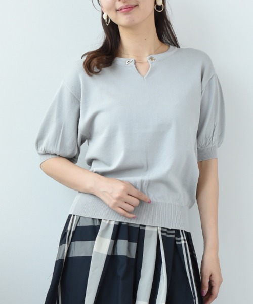 INTERPLANET(インタープラネット)の「天竺ハトメチェーンプルオーバー(ニット/セーター・レディース・ネイビー/グリーン/グレイッシュベージュ・FREE)」の22枚目の写真