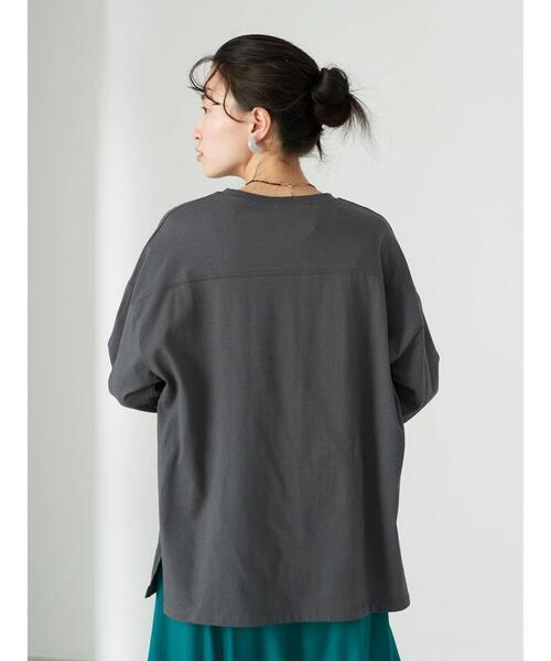 earth music&ecology（アースミュージックアンドエコロジー）の「ヨーク切り替ロゴロンＴ*（Tシャツ/カットソー・レディース・チャコールグレー/オフホワイト/グレイッシュベージュ・FREE）」の10枚目の写真