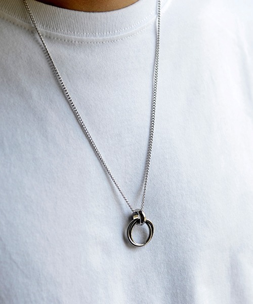 Fun & Daily（ファンアンドデイリー）の「ツインリングクロスネックレス（ネックレス・メンズ・シルバー・FREE）」の5枚目の写真