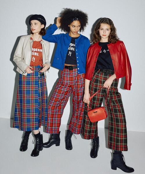 To b. by agnes b.（トゥービーバイアニエスベー）の「WS70 POCHETTE ポシェット（ショルダーバッグ・レディース・レッド・FREE）」の2枚目の写真