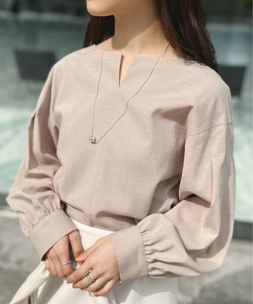 UNTITLED（アンタイトル）の「◆【SETUP】ドライタッチ キーネックブラウス＜洗える／通勤＞（シャツ/ブラウス・レディース・チャコール/ブルー/ベージュ系9/カーキ系3・44/48/00/02/04）」の3枚目の写真