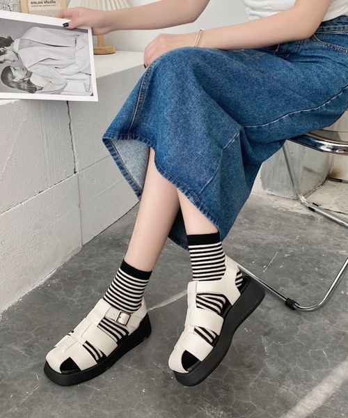 Shoes in Closet（シューズインクローゼット）の「厚底プラットフォーム スクエアトゥ グルカサンダル 8449（サンダル・レディース・ホワイト/ブラック・4L/3L/LL/L/M/S/XS）」の3枚目の写真