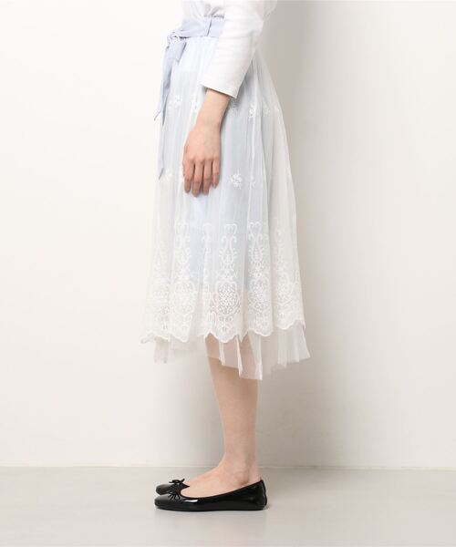 axes femme POETIQUE（アクシーズファムポエティック）の「スカラップ刺繍レースＳＫ（スカート・レディース・ブラック/キナリ/サックスブルー・MEDIUM）」の4枚目の写真