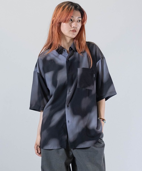 Naive magic(ナイーブマジック)の「【a】とろみシルクタッチポリエステル 総柄半袖ビッグシャツ/ルーズシルエットシャツ(シャツ/ブラウス・メンズ・ホワイト/ライトグレー/アイボリー/その他/グレー/グリーン/ブラック/ブラウン/ブルー/ホワイト系その他/ホワイト系その他3/ブラック系その他4/ブラック系その他2/ホワイト系その他5/ブラック系その他/ホワイト系その他2/ブラック系その他3/ホワイト系その他4/ブラック系その他5/ブルー系その他/チャコールグレー・MEDIUM/LARGE/X-LARGE)」の22枚目の写真