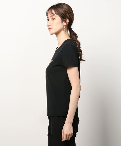 Guess（ゲス）の「Triangle Logo Tee（Tシャツ/カットソー・レディース・ホワイト/ブラック・SMALL/X-SMALL）」の3枚目の写真