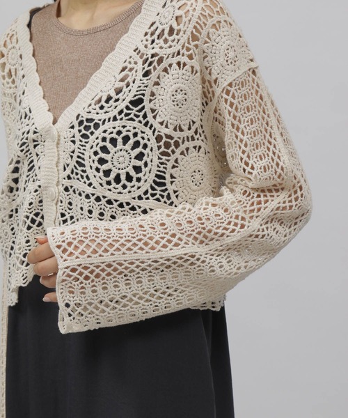 LAKOLE（ラコレ）の「モチーフレースショートカーディガン / 126939（カーディガン/ボレロ・レディース・ブラック/ナチュラル・SMALL/MEDIUM）」の4枚目の写真