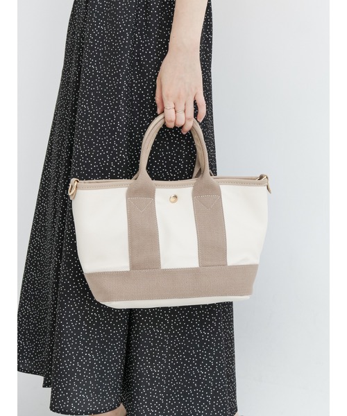 Samansa Mos2 blue(サマンサモスモスブルー)の「合皮ヨコナガ2WAYトート(ハンドバッグ・レディース・ブラック/グレー/キナリ・フリ-)」の2枚目の写真