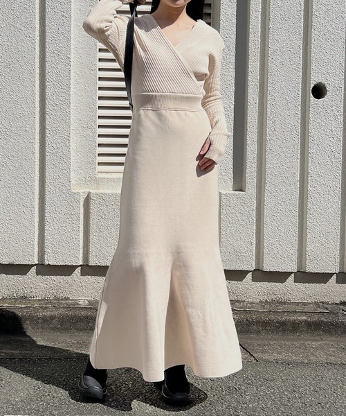 Jewelobe(ジュエローブ)の「カシュクールロングマーメイドニットワンピース(ワンピース・レディース・パープル/ブラック/アイボリー・FREE)」の2枚目の写真