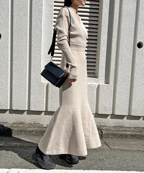 Jewelobe(ジュエローブ)の「カシュクールロングマーメイドニットワンピース(ワンピース・レディース・パープル/ブラック/アイボリー・FREE)」の13枚目の写真