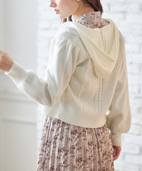 tocco closet（トッコ　クローゼット）の「パールファスナーケーブル編みニットパーカー（パーカー・レディース・モカ/ピンクベージュ/オフホワイト・M）」の7枚目の写真