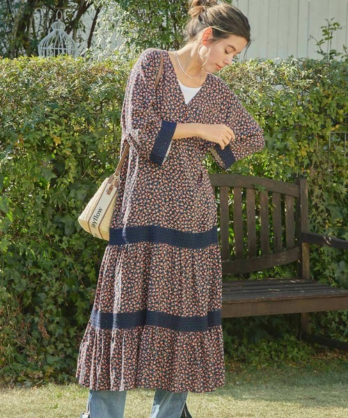 BAYFLOW(ベイフロー)の「ヴィンテージフラワーワンピース(ワンピース・レディース・ネイビー/サックスブルー・SMALL/MEDIUM)」の4枚目の写真