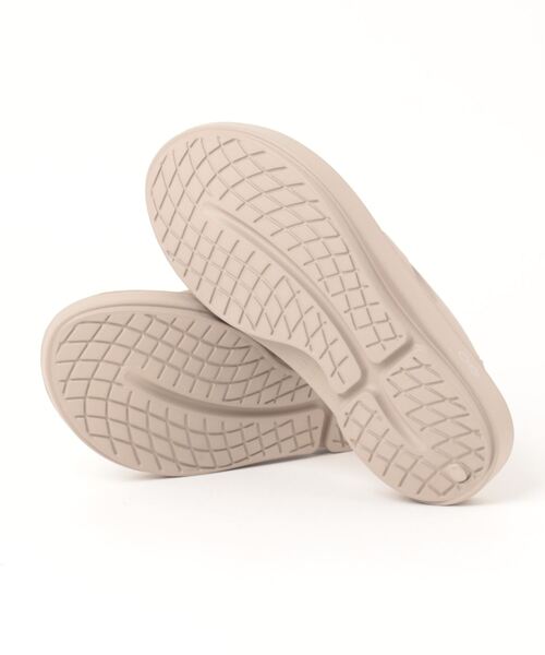 OOFOS（ウーフォス）の「【OOFOS】200102 OOriginal（サンダル・メンズ・ベージュ・26cm/27cm/28cm/29cm）」の3枚目の写真