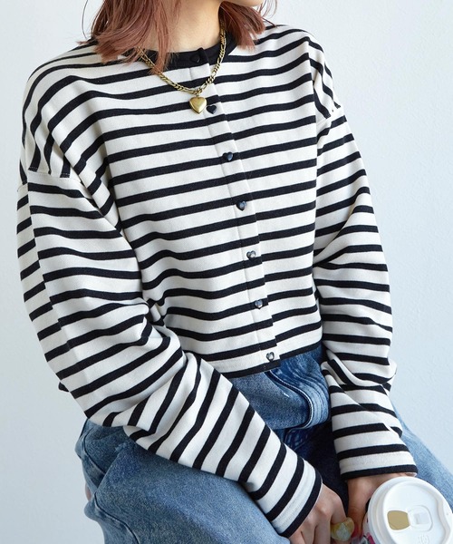 w closet(ダブルクローゼット)の「ハートボタンショート丈カーディガン(カーディガン/ボレロ・レディース・ブラック/サックスブルー/ピンク/ライム/アイボリー/ブラック×ホワイト・FREE)」の3枚目の写真