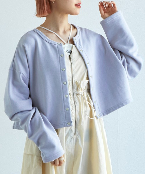 w closet(ダブルクローゼット)の「ハートボタンショート丈カーディガン(カーディガン/ボレロ・レディース・ブラック/サックスブルー/ピンク/ライム/アイボリー/ブラック×ホワイト・FREE)」の5枚目の写真