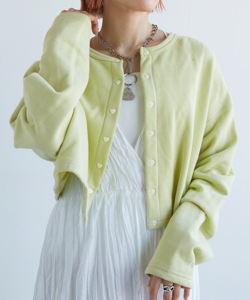 w closet(ダブルクローゼット)の「ハートボタンショート丈カーディガン(カーディガン/ボレロ・レディース・ブラック/サックスブルー/ピンク/ライム/アイボリー/ブラック×ホワイト・FREE)」の4枚目の写真