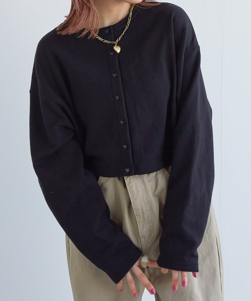 w closet(ダブルクローゼット)の「ハートボタンショート丈カーディガン(カーディガン/ボレロ・レディース・ブラック/サックスブルー/ピンク/ライム/アイボリー/ブラック×ホワイト・FREE)」の2枚目の写真