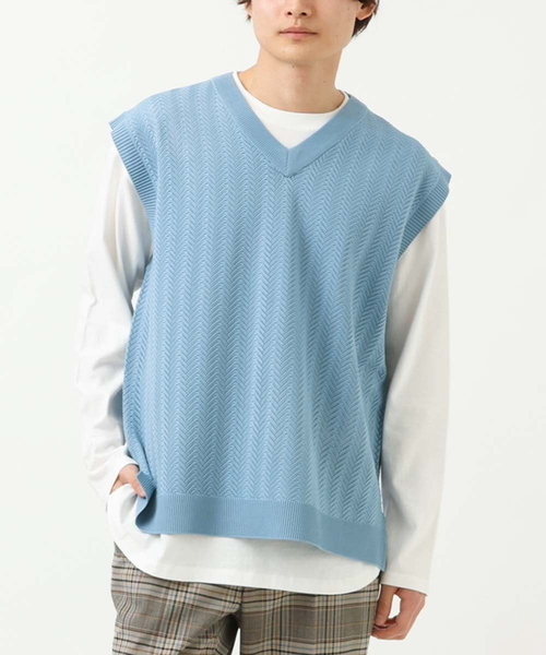 a.v.v（アーヴェヴェ）の「レイヤードカットソー付きVネックニットベスト（ベスト・メンズ・チャコールグレー/ライトブルー/ベージュ・44/46/48/50）」の3枚目の写真