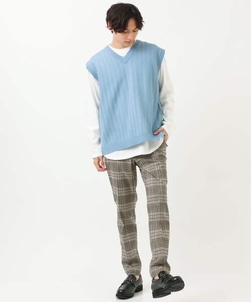 a.v.v（アーヴェヴェ）の「レイヤードカットソー付きVネックニットベスト（ベスト・メンズ・チャコールグレー/ライトブルー/ベージュ・44/46/48/50）」の8枚目の写真