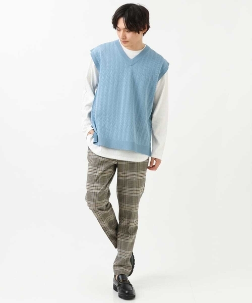 a.v.v（アーヴェヴェ）の「レイヤードカットソー付きVネックニットベスト（ベスト・メンズ・チャコールグレー/ライトブルー/ベージュ・44/46/48/50）」の9枚目の写真